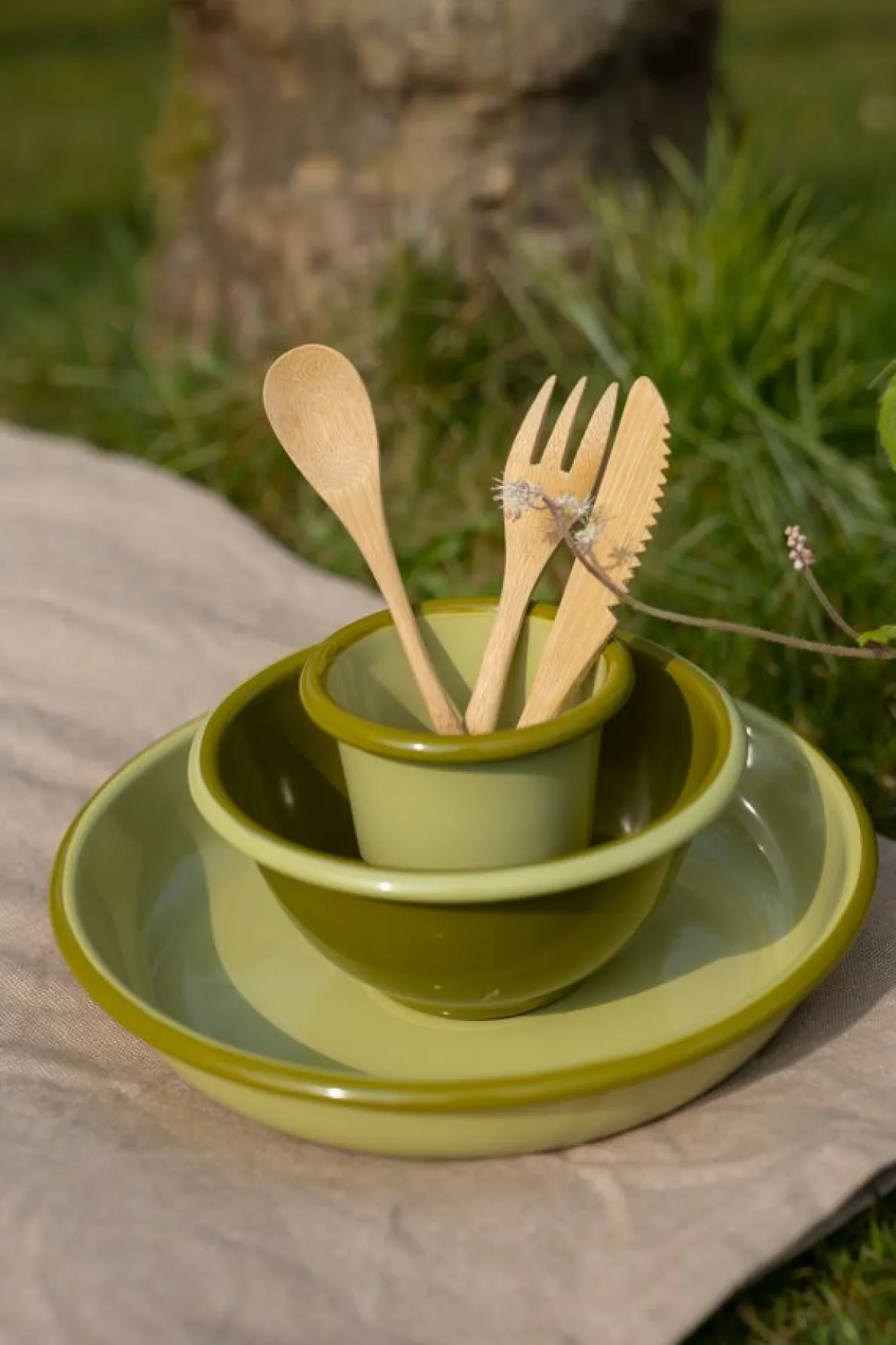 Beker, emaille, lichtgroen met een olijfgroene rand, Ø8 CM