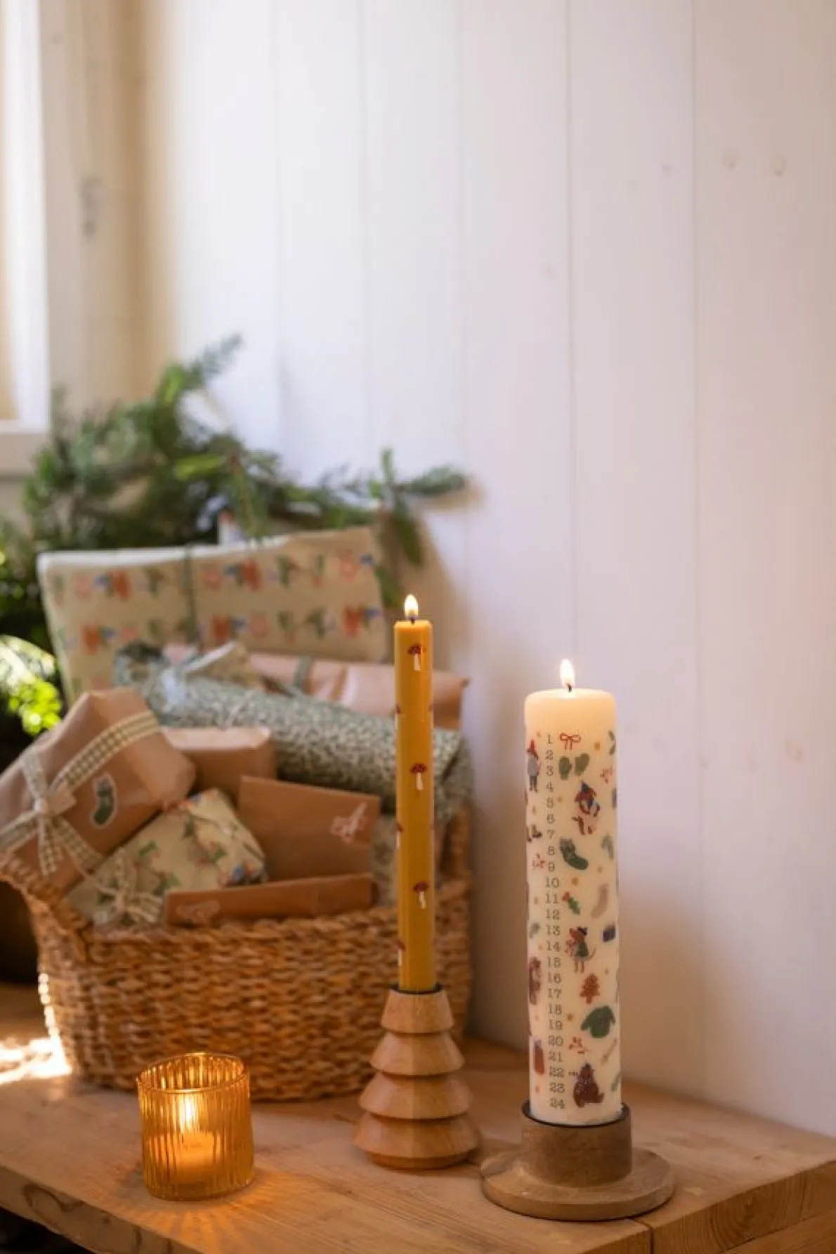 Dinerkaarsen, geel met paddenstoelen, 25 cm, 2 stuks