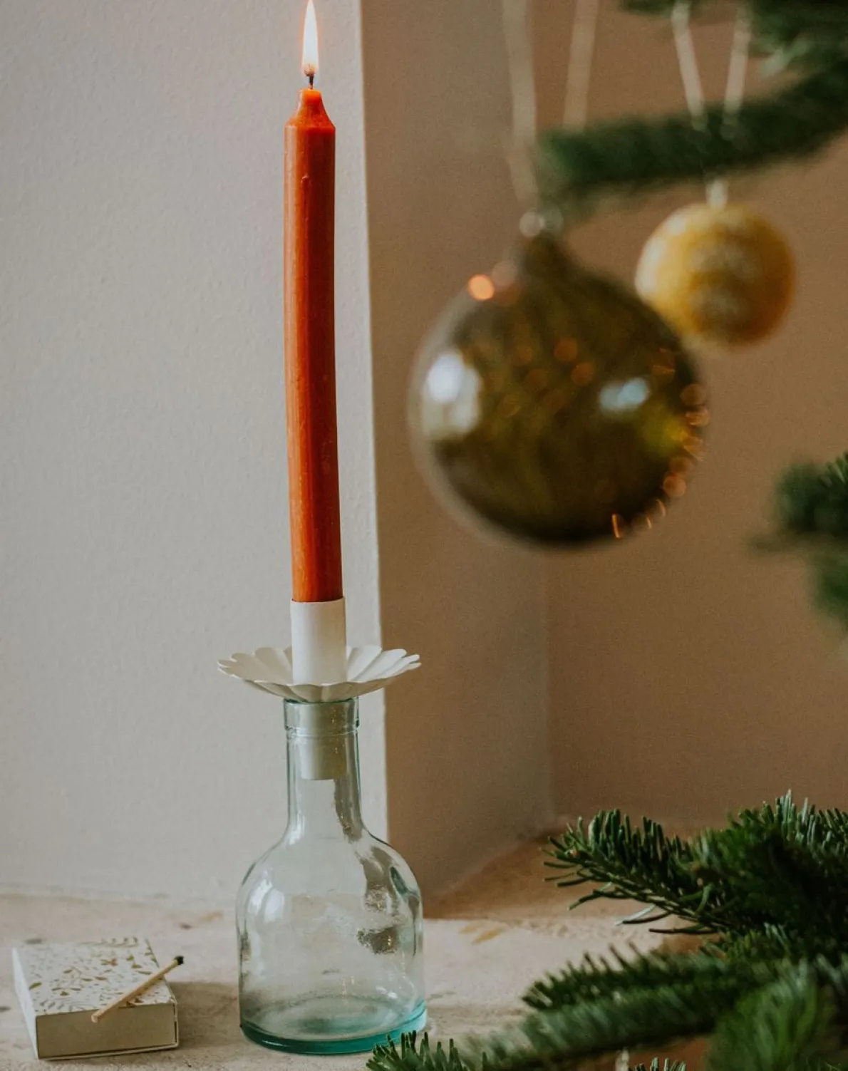 Fleskandelaar, geschulpt, écru, metaal