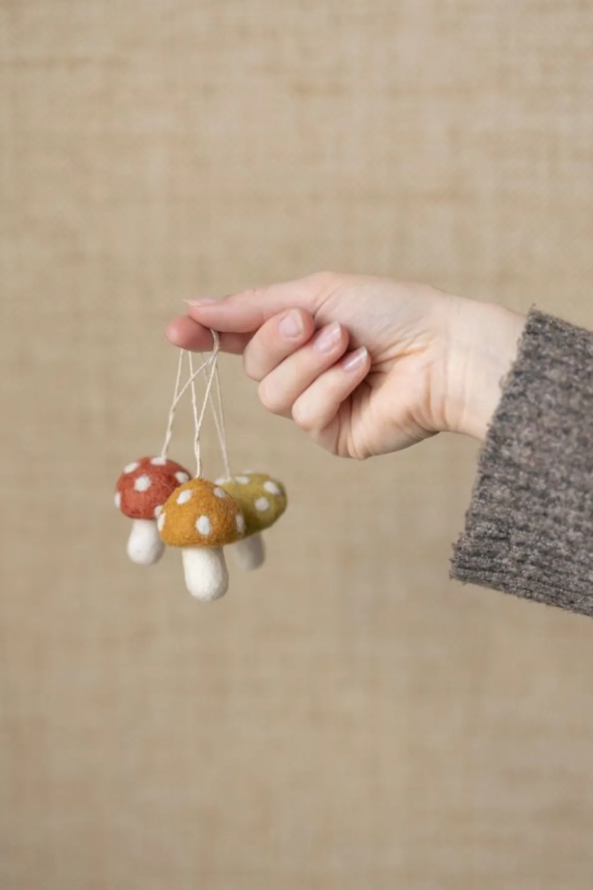 Hanger paddenstoel, vilt, bruin met witte stippen