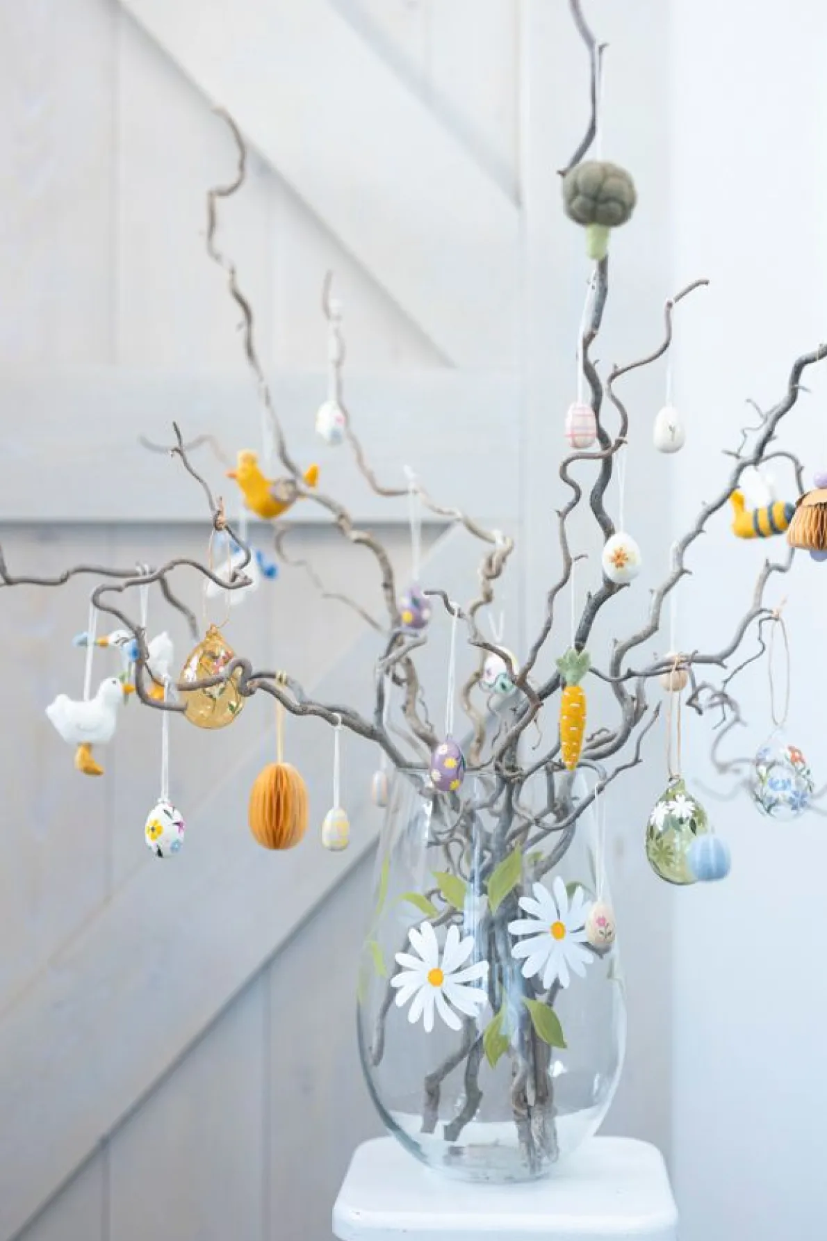 Hoge vaas, glas, beschilderd met madeliefjes,  Ø 19 x 30 cm