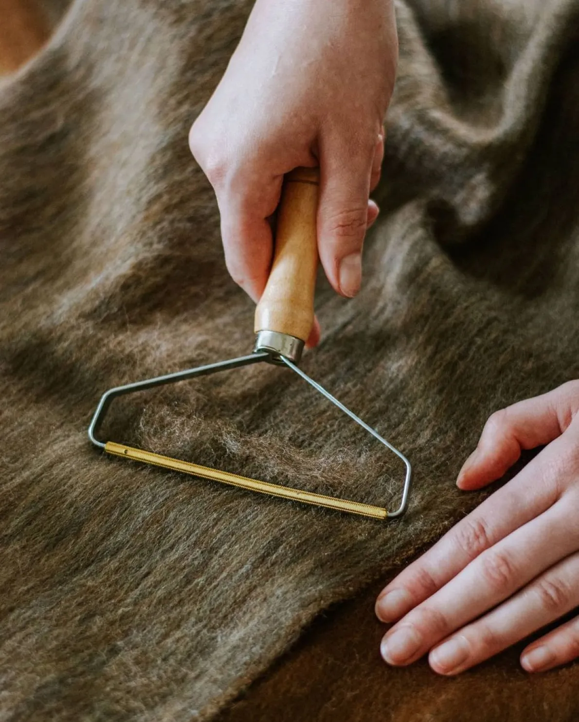 Kledingontpiller met houten handvat