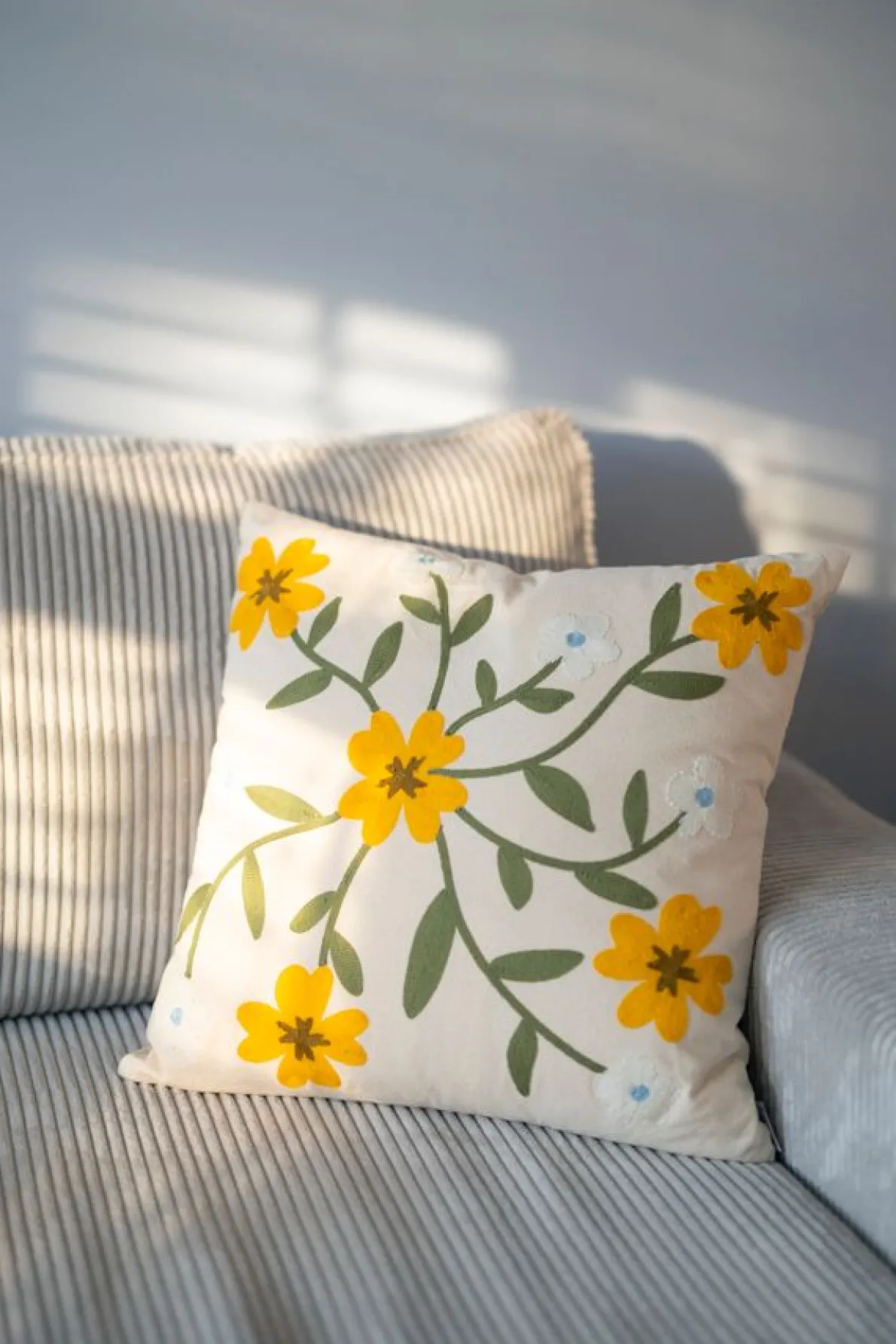 Kussen met bloemen, bio-katoen, offwhite, 50 x 50 cm