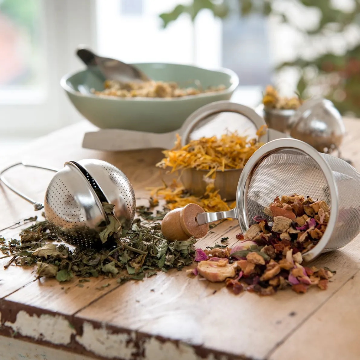 Theezeefje, roestvrij staal met houten knopje