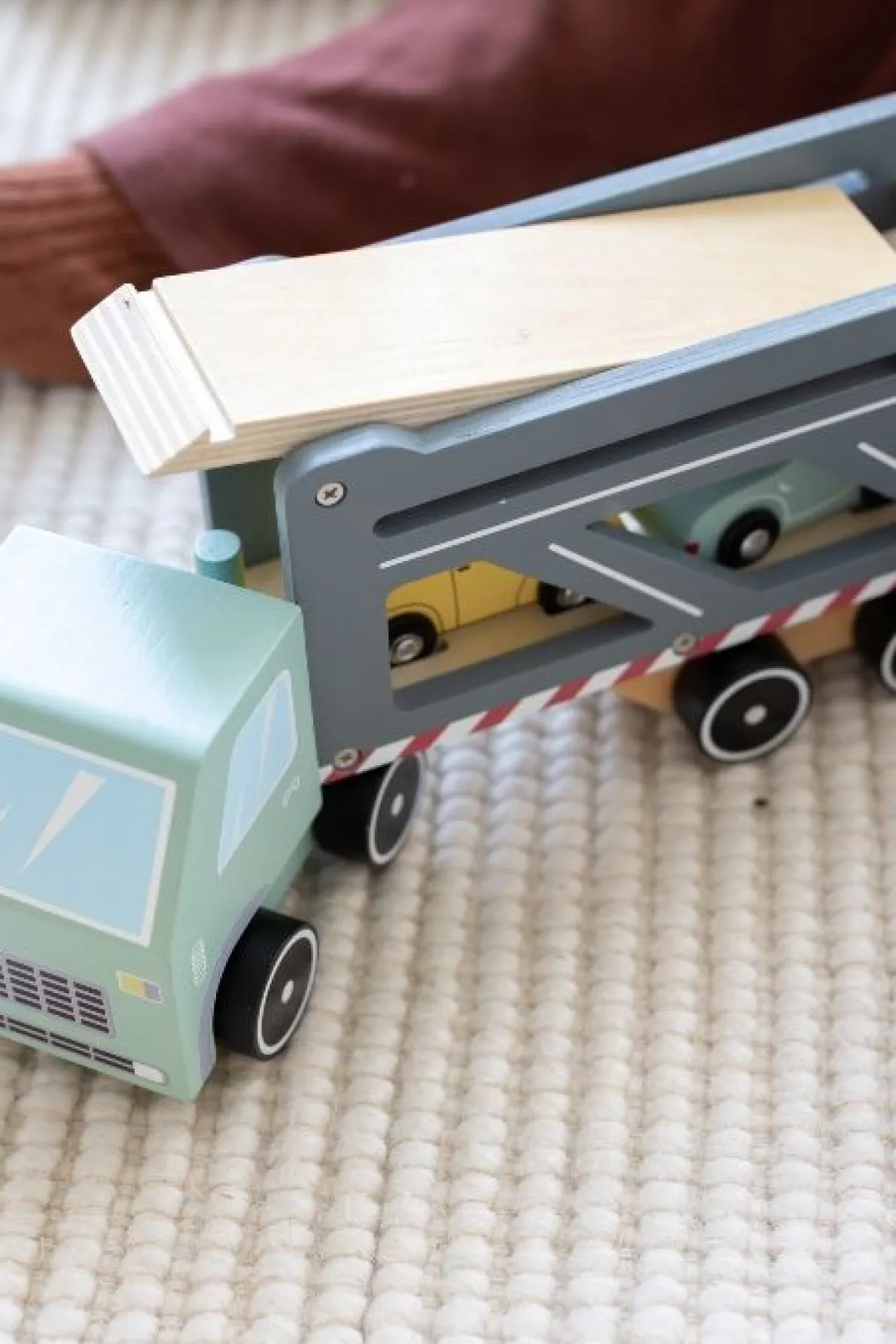 Vrachtwagen met oplegger, hout