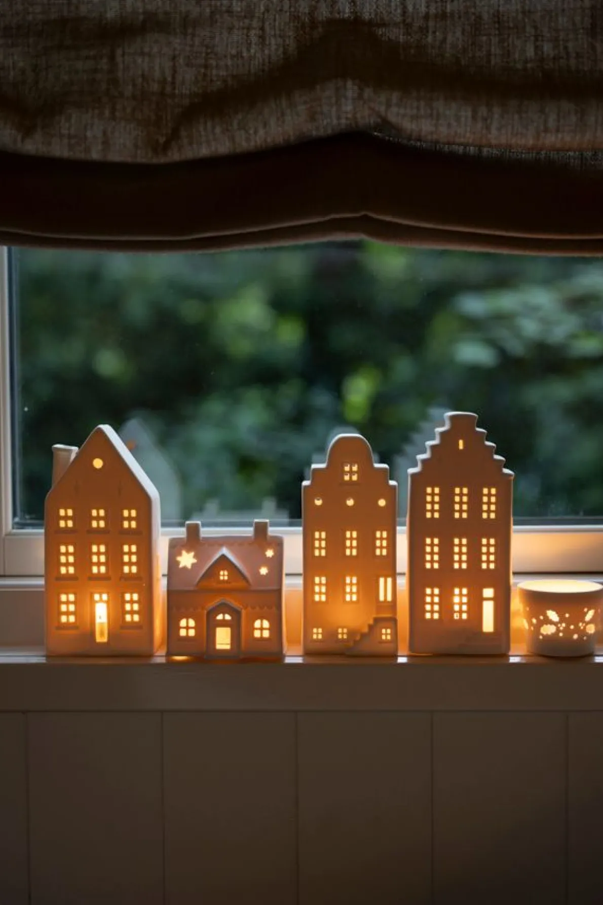 Waxinelichthouder, porselein, gevelhuisje