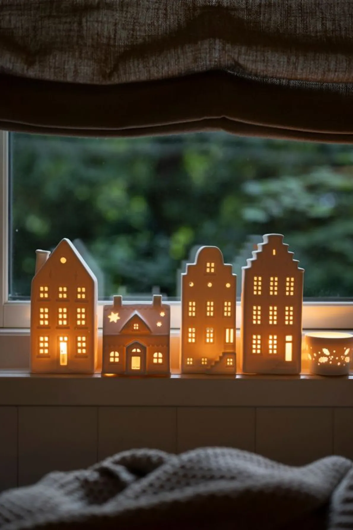 Waxinelichthouder, porselein, gevelhuisje