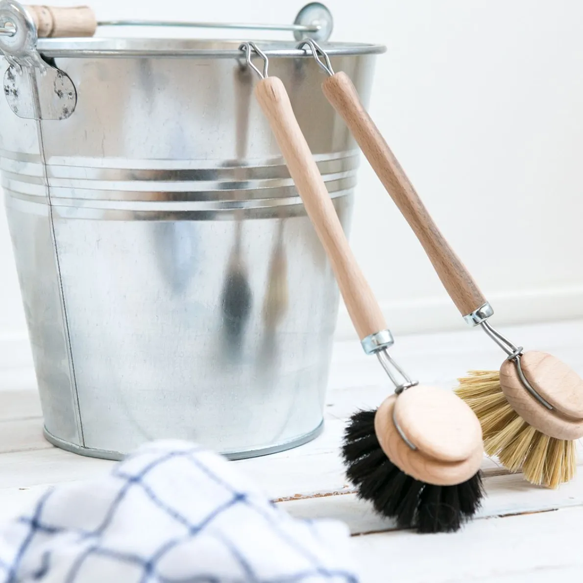 Zinken emmer met beukenhouten handvat, 10 liter